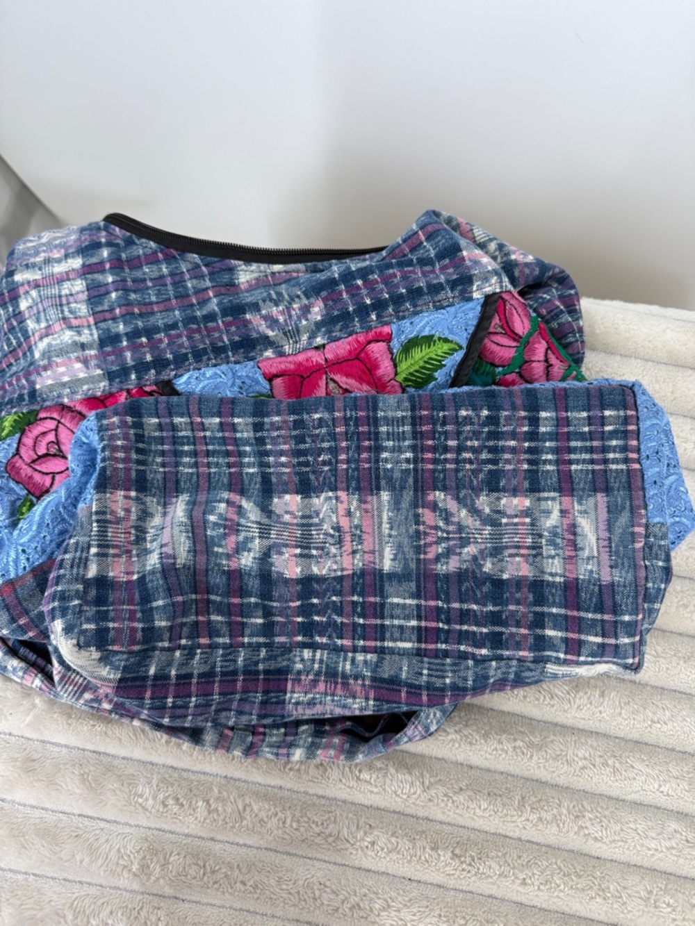 handmade hobo bag featuring Guatemalan embroidery floral design - Picture 11 of 11